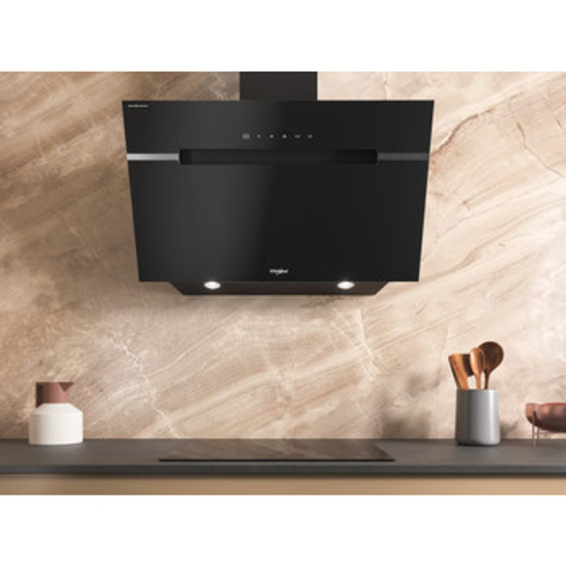 Whirlpool WHVS91FLTDPK Fekete üveg-fém, 90 cm széles ferdesíkú falra szerelhető elszívó, A+ energiaosztály, max. 740 m3/h elszívó kapacitás, slideres fokozatbeállítás, LED világítás, mosható fém zsírszűrő, 65 dBA