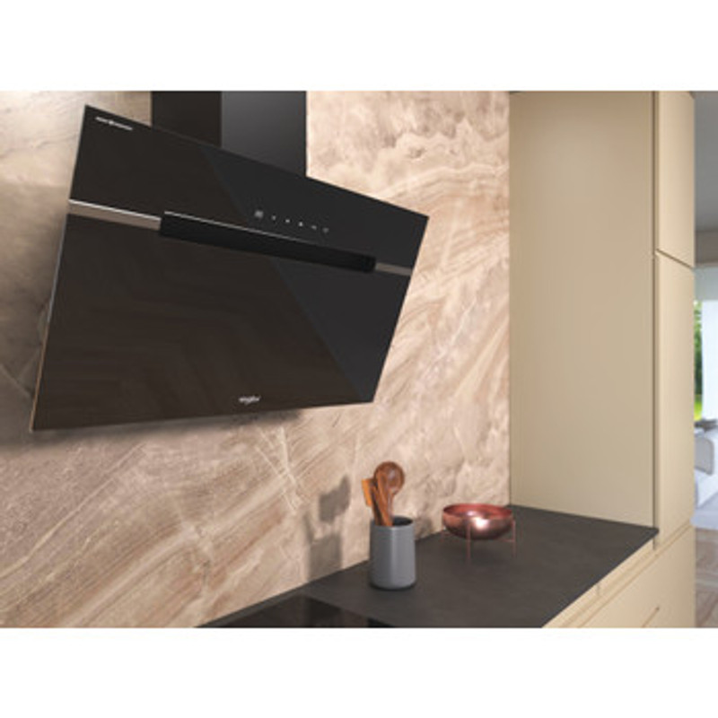 Whirlpool WHVS91FLTDPK Fekete üveg-fém, 90 cm széles ferdesíkú falra szerelhető elszívó, A+ energiaosztály, max. 740 m3/h elszívó kapacitás, slideres fokozatbeállítás, LED világítás, mosható fém zsírszűrő, 65 dBA